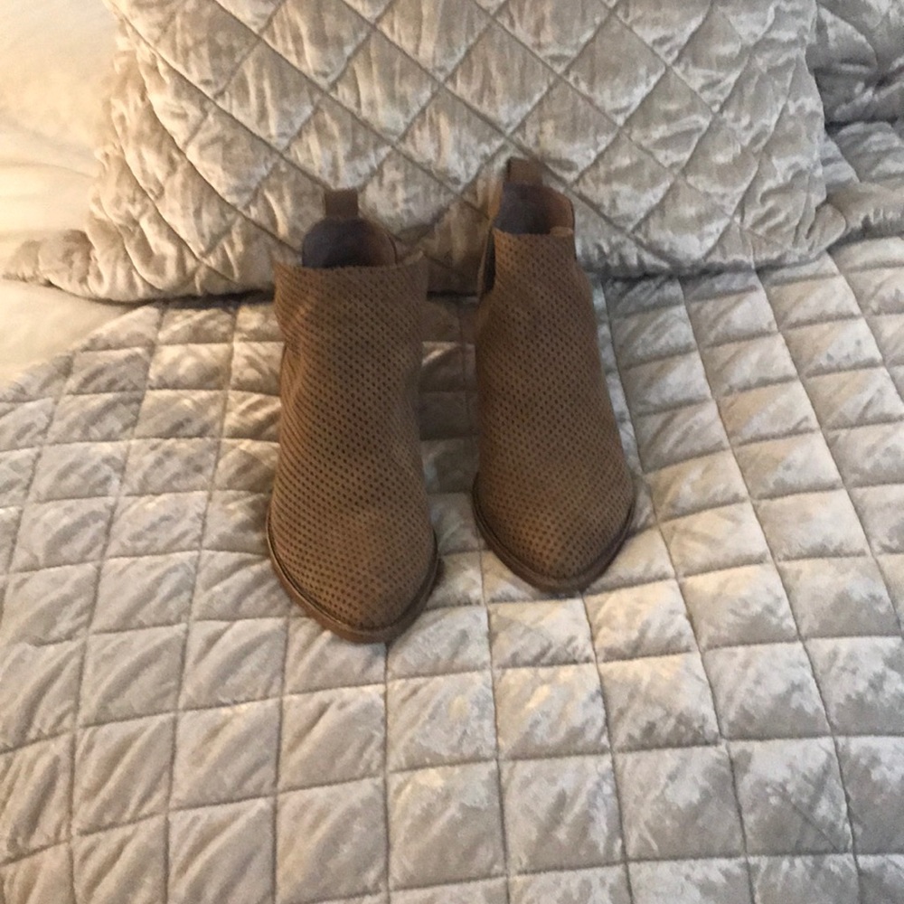 Dolce Vita Perforated Nubuc Boots 8M